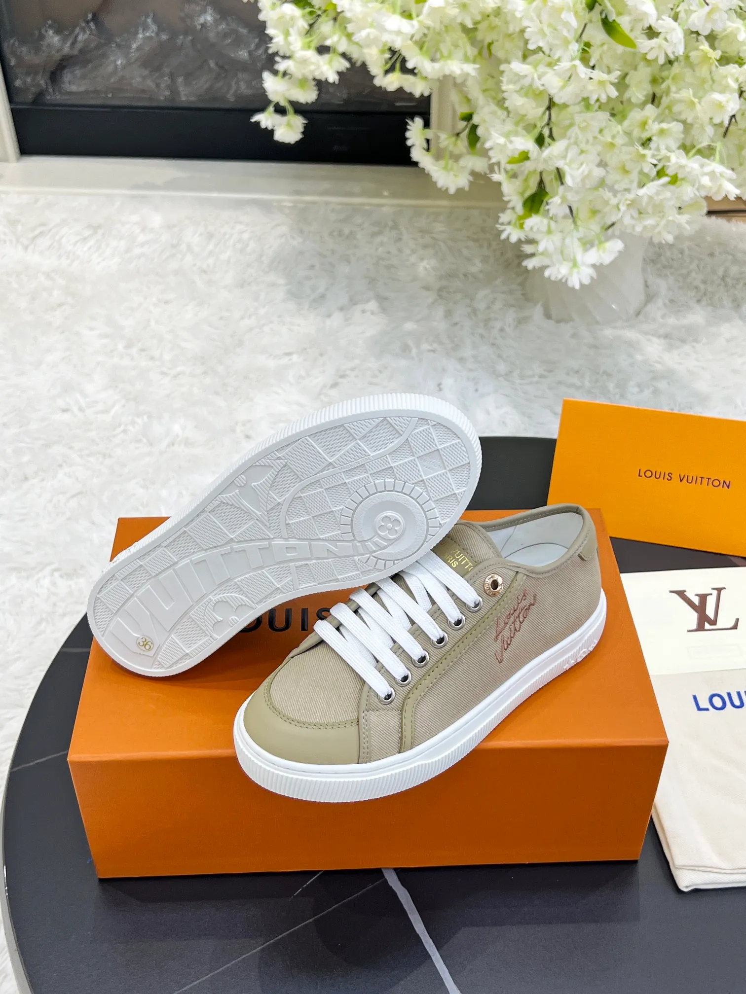 👟👟Ex-factory price 420👟👟 New arrival🆕🆕🆕 This LV Lagoon sneaker is made of lightweight canvas embroidered with the handwritten Louis Vuitton Paris logo. It highlights the casual summer atmosphere with a trendy and simple configuration, and can easily brighten up various looks. Monogram flowers bloom on the soft rubber sole. Code number: 35~41, multiple colors available! Oil edges + TPU outsole + drawer box packaging